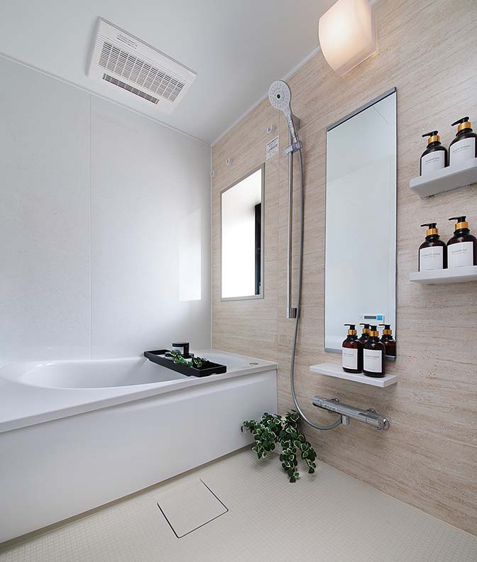 窓付き浴室と広めの浴槽